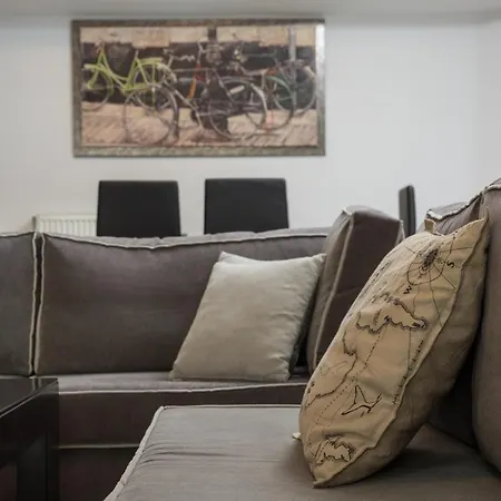 Spacious Modern With Great Rooftop View *