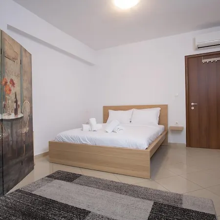 Spacious Modern With Great Rooftop View Apartment *
