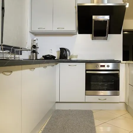 Apartment Spacious Modern With Great Rooftop View *