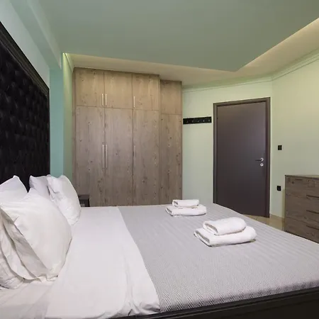 Spacious Modern With Great Rooftop View *