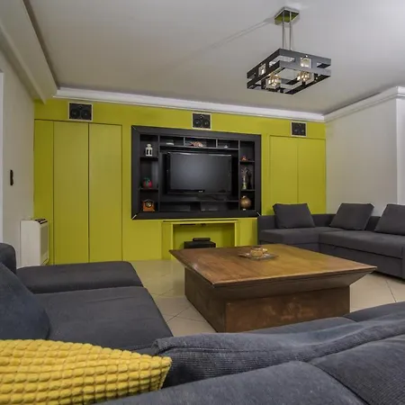 Spacious Modern With Great Rooftop View