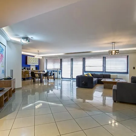 Spacious Modern With Great Rooftop View Апартаменты