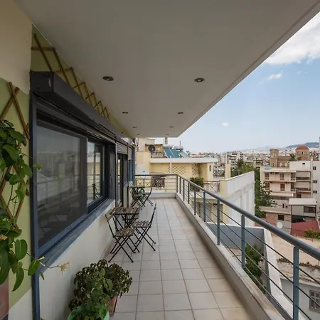 Апартаменты Spacious Modern With Great Rooftop View