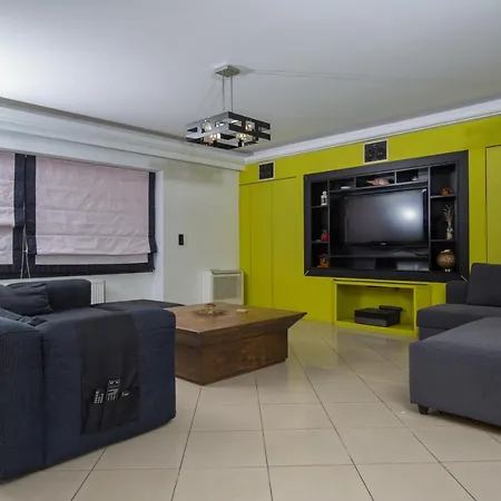 Апартаменты Spacious Modern With Great Rooftop View