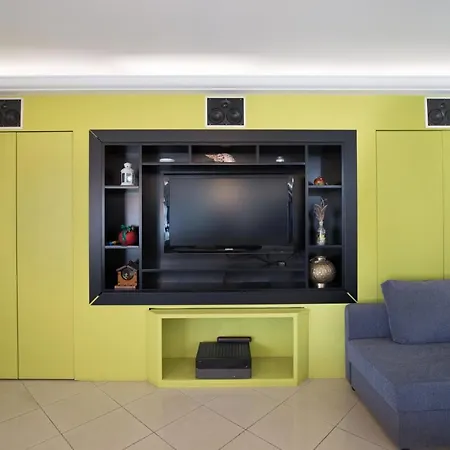 Апартаменты Spacious Modern With Great Rooftop View