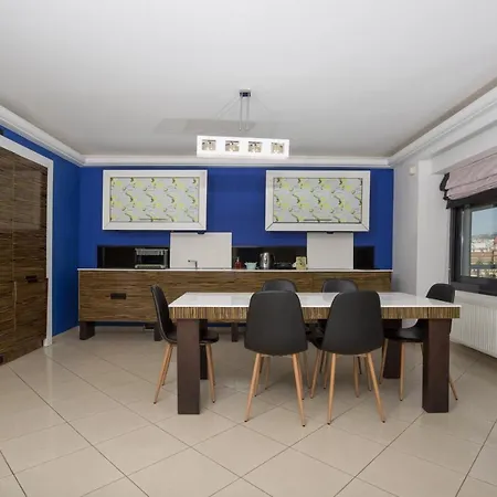 Апартаменты Spacious Modern With Great Rooftop View
