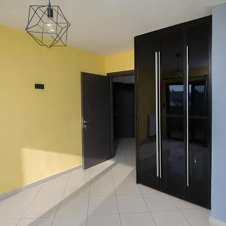 Spacious Modern With Great Rooftop View Апартаменты *