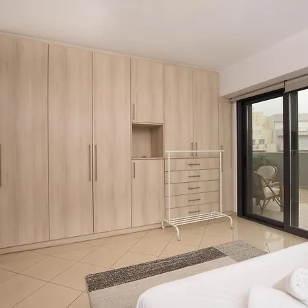 Spacious Modern With Great Rooftop View Афины