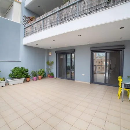 Spacious Modern With Great Rooftop View Апартаменты *