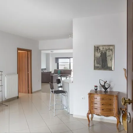 Spacious Modern With Great Rooftop View Апартаменты *