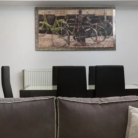Spacious Modern With Great Rooftop View Апартаменты