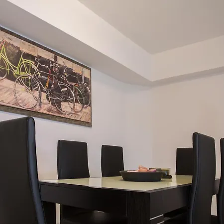 Апартаменты Spacious Modern With Great Rooftop View