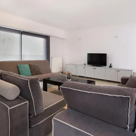 Spacious Modern With Great Rooftop View
