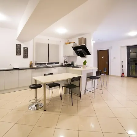 Апартаменты Spacious Modern With Great Rooftop View