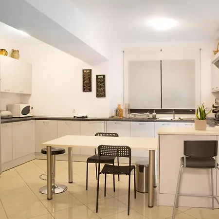 Spacious Modern With Great Rooftop View